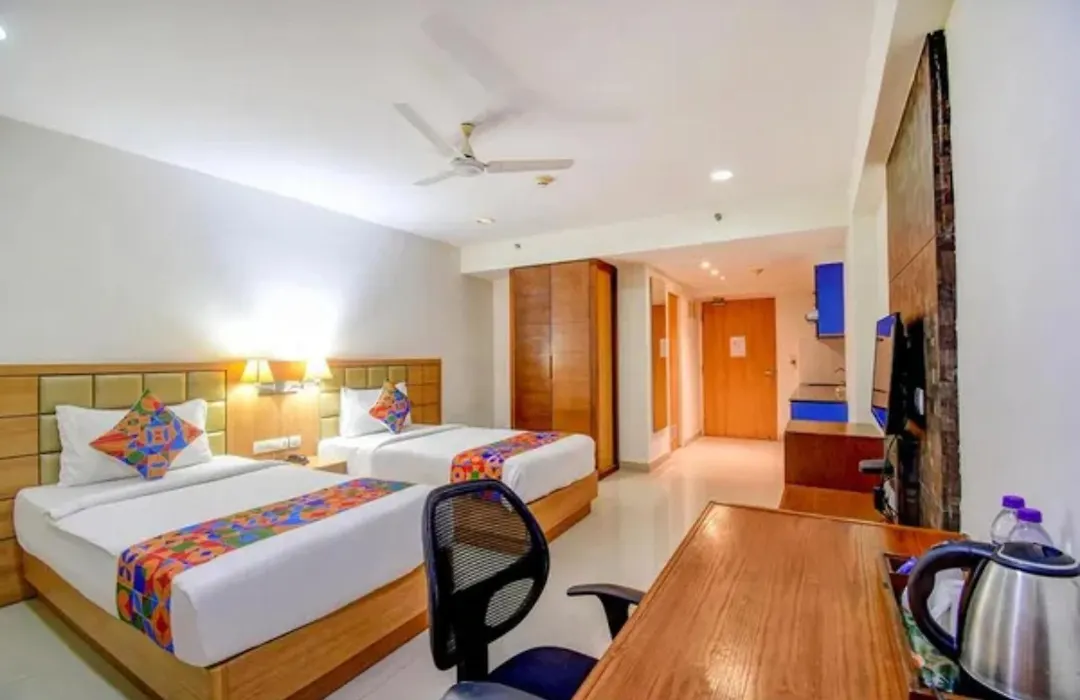 Fabhotel Xen Suites-1